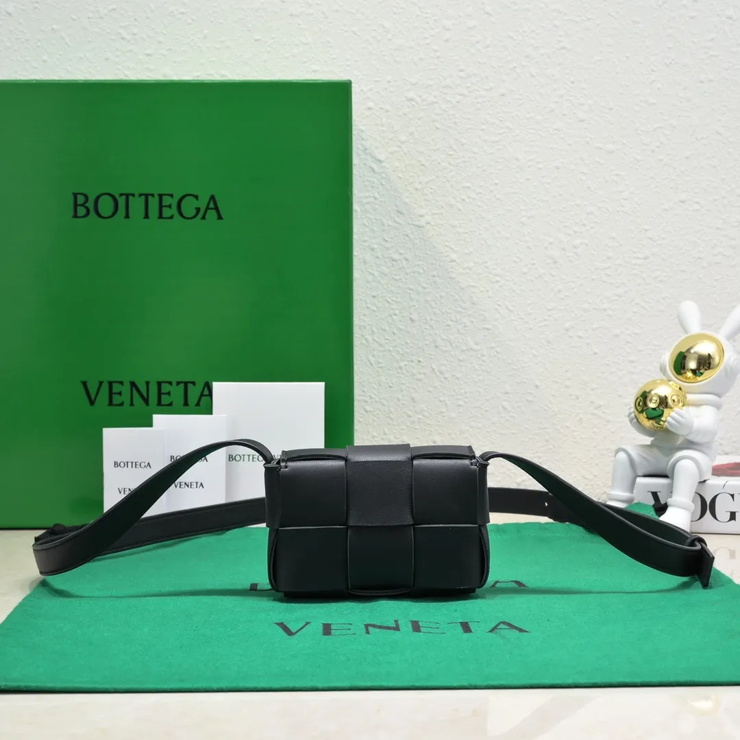 Batch 920 #B家’s new sheepskin checkered Mini cassette Bag. New style in mud and white color combination🎈 This little cutie has been blown away before it’s shipped. Available in waxed leather/sheepskin. Both leathers feel very textured. The cutie is super cute. Although it can’t fit a mobile phone, it can hold a lot of everyday cuties. It can be used as a decoration or a small bag. The mini Tabby can always add points to the look just right. A cute little girl who has a 100% chance of turning heads when traveling. The same style as Get's. The shoulder strap and cross-body length are just right. Perfect~ Size: 12x8x4, style number: 6813#